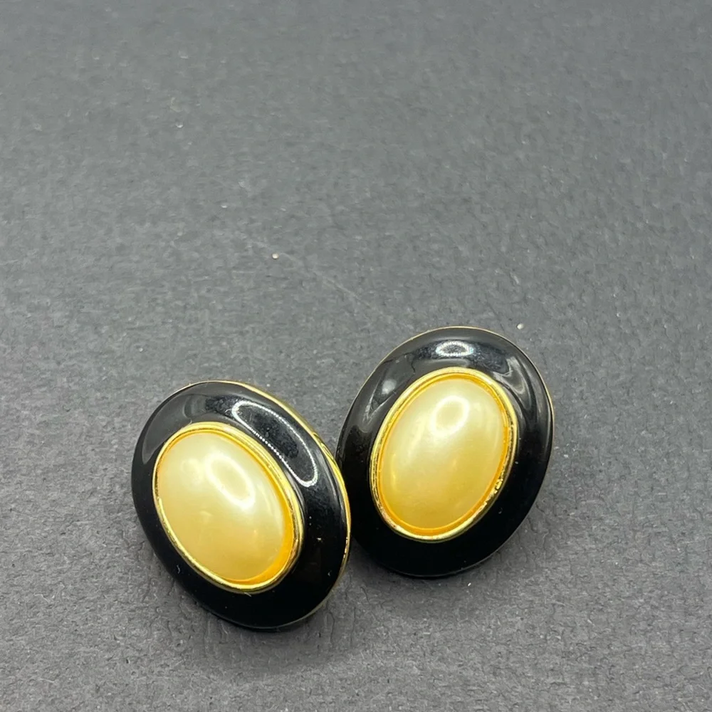 Kenneth Jay Lane Black Resin Earrings with Gold Pearl Centers - Picture 12 of 14